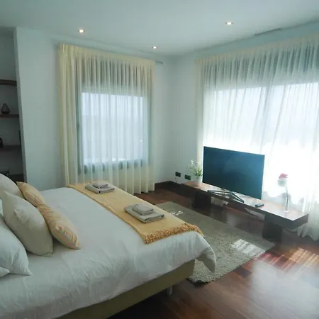Villa Luna - Stunning 5 Bedroom With Ac